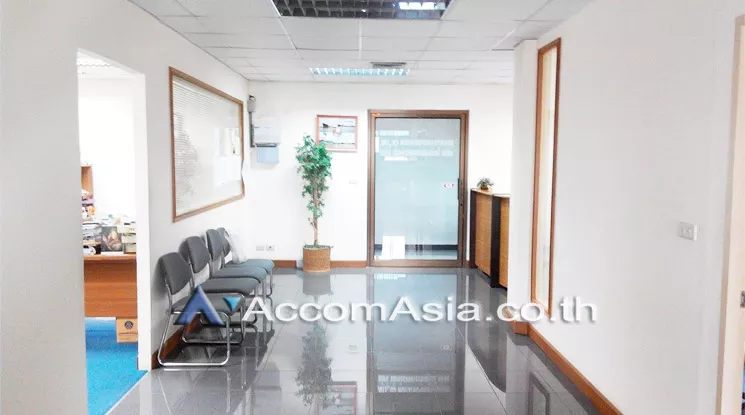 5  Office Space For Rent in Charoennakorn ,Bangkok BTS Wongwian Yai at Thai Virawat Building AA13351